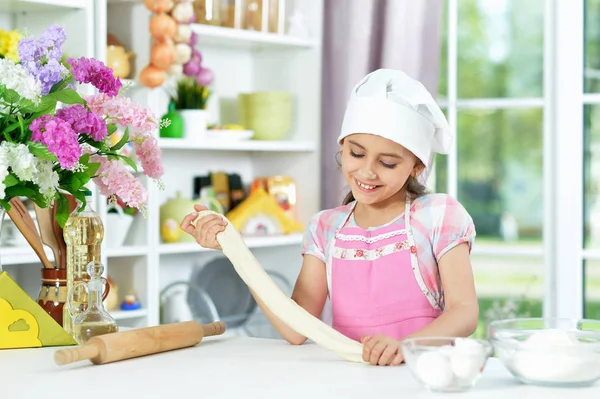 Nettes Mädchen Macht Teig Der Küche Hause — Stockfoto