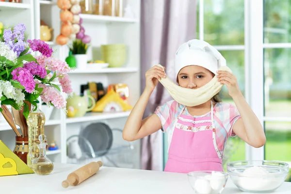 Schattig Meisje Deeg Maken Keuken Thuis — Stockfoto