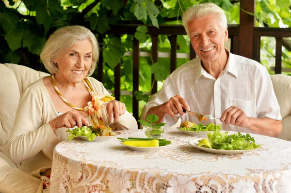 Casal Sénior Feliz Tendo Jantar — Fotografia de Stock