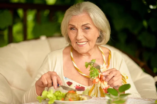 Portrait Beautiful Senior Woman Eating Healthy Breakfast — Stock Photo, Image