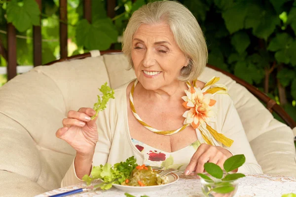 健康的な朝食を食べて美しい年配の女性の肖像画 — ストック写真