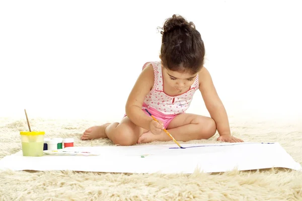 Χαριτωμένο Κορίτσι Ζωγραφίζει Μπογιές Στο Πάτωμα Λευκό Φόντο — Φωτογραφία Αρχείου