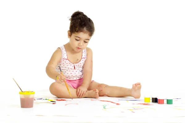 Красивая Маленькая Девочка Рисует Картину Белом Фоне — стоковое фото
