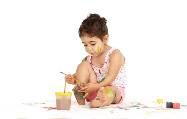 可爱的年轻女孩坐在地板上画油画 — 图库照片
