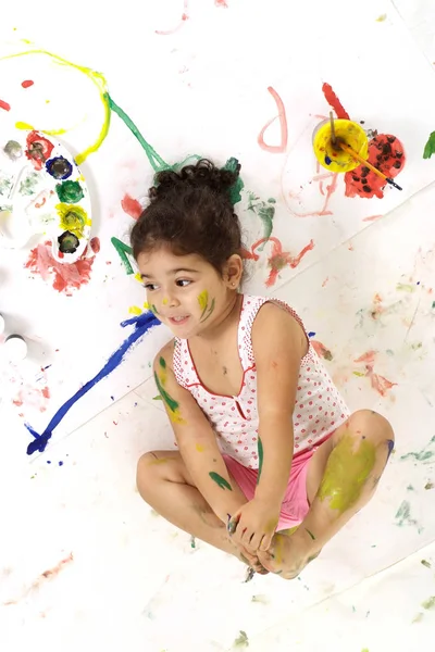 Bonne Jeune Fille Dessine Avec Des Peintures Sur Fond Blanc — Photo