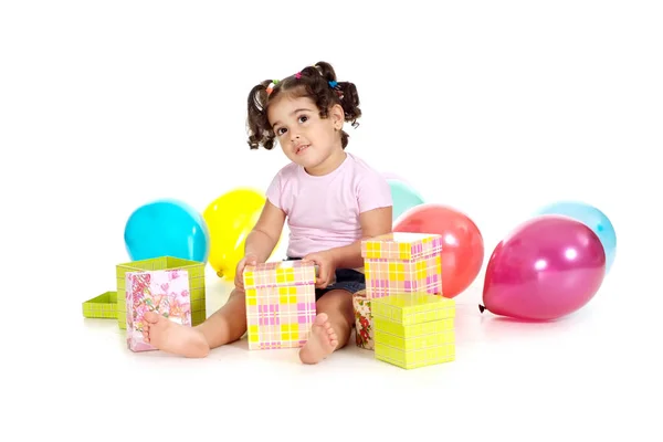 Petite Fille Avec Des Ballons Des Cadeaux Sur Fond Blanc — Photo