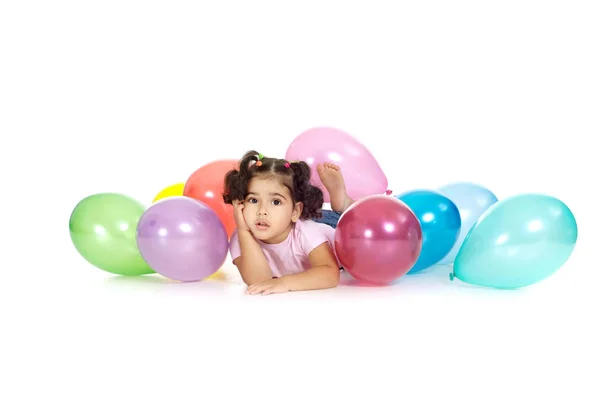 年轻女孩与气球在白色背景上 — 图库照片