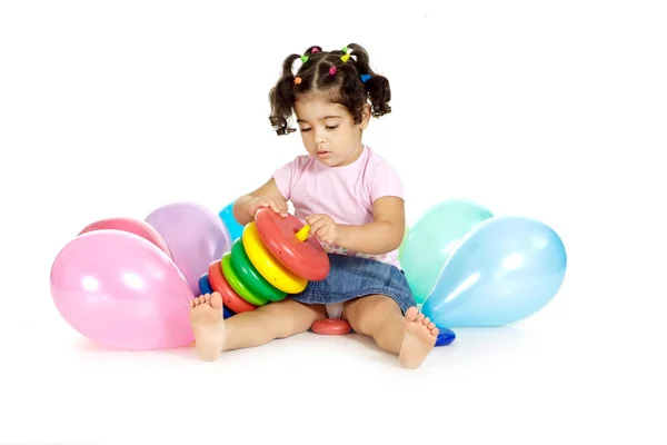 Junges Mädchen Mit Luftballons Und Spielzeug Auf Weißem Hintergrund — Stockfoto