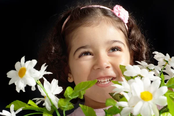 年轻的女孩 一个黑色的背景上的花朵的特写肖像 — 图库照片