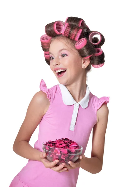 Retrato Niña Bonita Con Rizadores Pelo Posando Con Pétalos Aislados — Foto de Stock