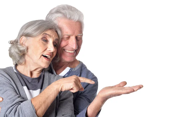 Retrato Casal Sênior Feliz Apontando Fundo Branco — Fotografia de Stock