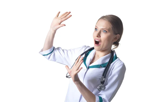 女性惊讶的医生在白色上摆姿势的肖像 — 图库照片