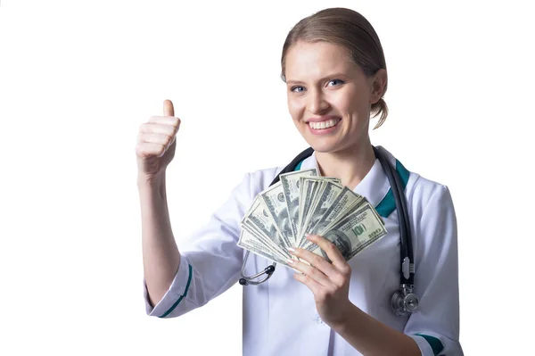 Retrato Una Doctora Sosteniendo Dinero Mostrando Pulgar Hacia Arriba Aislado — Foto de Stock