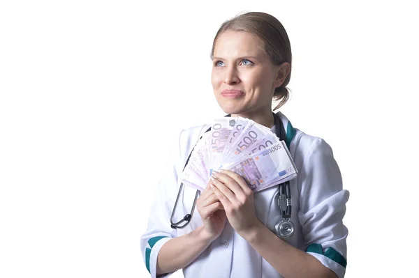 Porträtt Kvinnliga Läkare Håller Pengar Isolerad Vit Bakgrund — Stockfoto