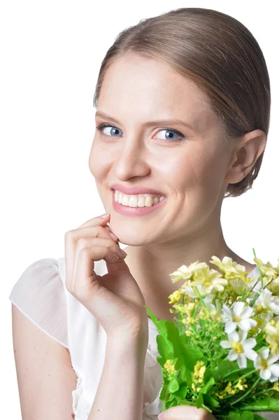 白い背景に孤立したポーズの花を持つ美しい若い女性の肖像画 — ストック写真