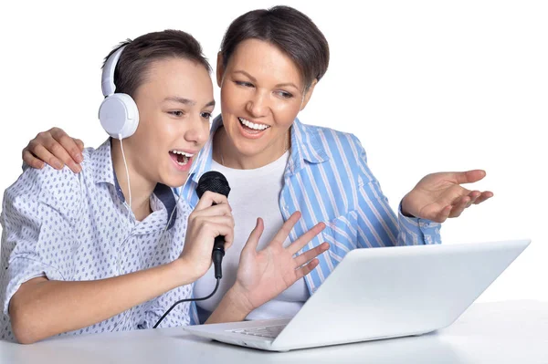 Mutter Und Sohn Singen Gemeinsam Karaoke — Stockfoto