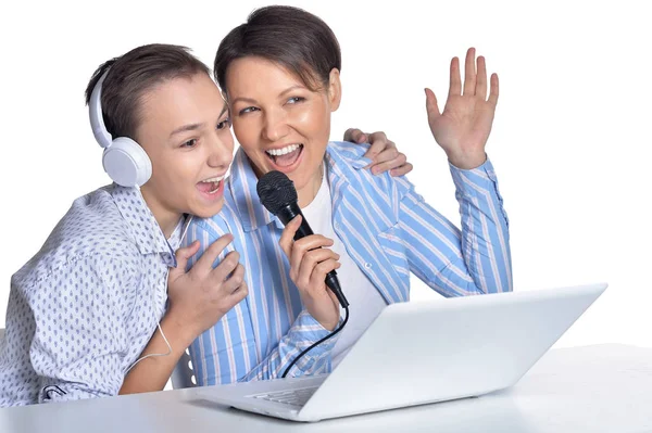 Anne Oğlu Birlikte Karaoke Yapıyorlar — Stok fotoğraf