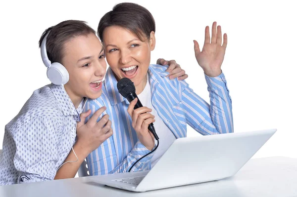 Mor Och Son Sjunger Karaoke Tillsammans — Stockfoto