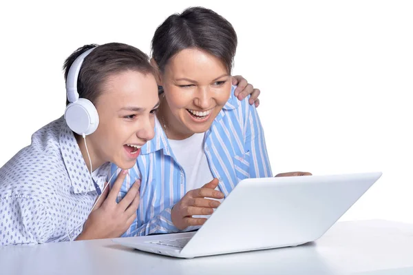 Fin Familj Med Laptop Vit Bakgrund — Stockfoto