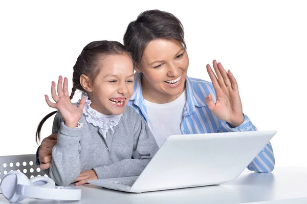 情绪化的母亲和女儿使用笔记本电脑冒充反对白色 — 图库照片