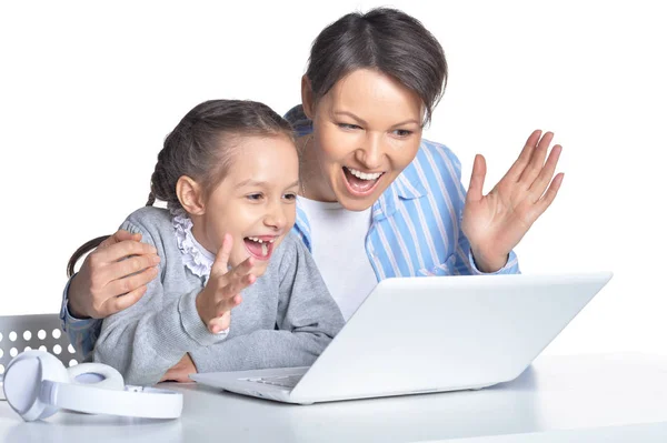 Madre Figlia Emotiva Utilizzando Computer Portatile Posa Contro Bianco — Foto Stock