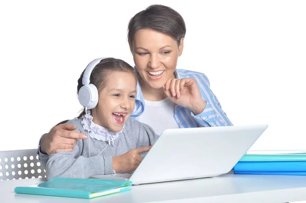 Mãe Emocional Filha Usando Laptop Posando Contra Branco — Fotografia de Stock