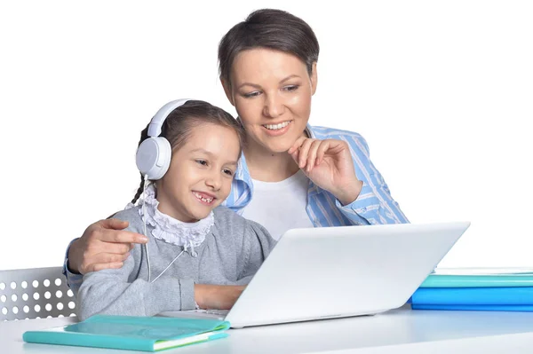Érzelmi Anya Lánya Segítségével Laptop Pózol Ellen Fehér — Stock Fotó