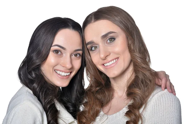 Nahaufnahme Porträt Zweier Freundinnen Vor Weißem Hintergrund — Stockfoto