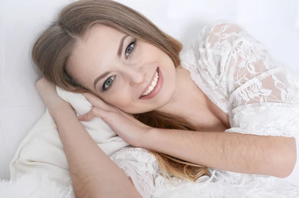 Jonge Mooie Vrouw Wakker Bed Liggen — Stockfoto