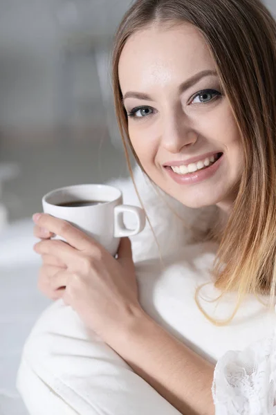 自宅で白いカップを持っている若い美しい女性 — ストック写真