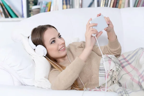 Jovem Bela Mulher Ouvindo Música Sofá Casa — Fotografia de Stock