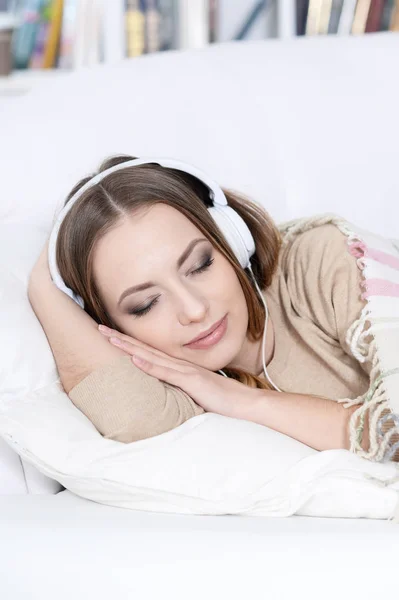 Jovem Bela Mulher Ouvindo Música Sofá Casa — Fotografia de Stock