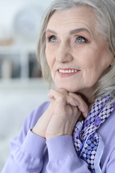 Porträtt Lycklig Äldre Kvinna Hemma — Stockfoto