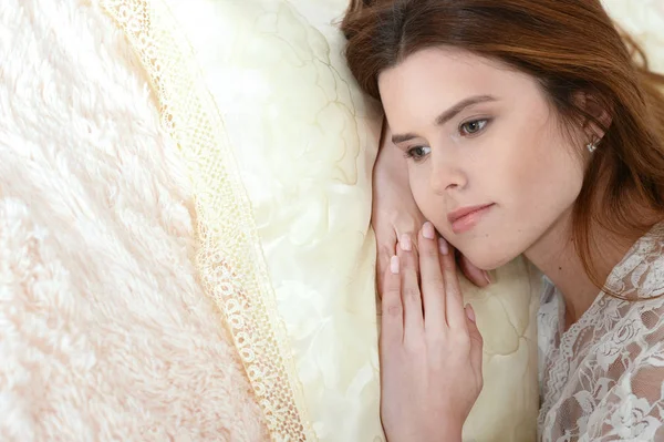 Aantrekkelijke Jonge Vrouw Liggend Vintage Bed — Stockfoto