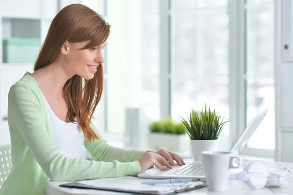 Portret Van Een Mooie Jonge Vrouw Werkend Het Kantoor — Stockfoto