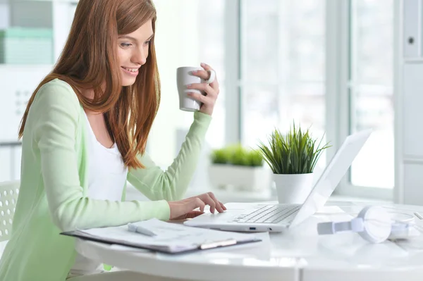 Portrait Une Belle Jeune Femme Travaillant Bureau — Photo