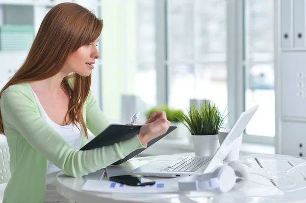 Porträt Einer Schönen Jungen Frau Büro — Stockfoto