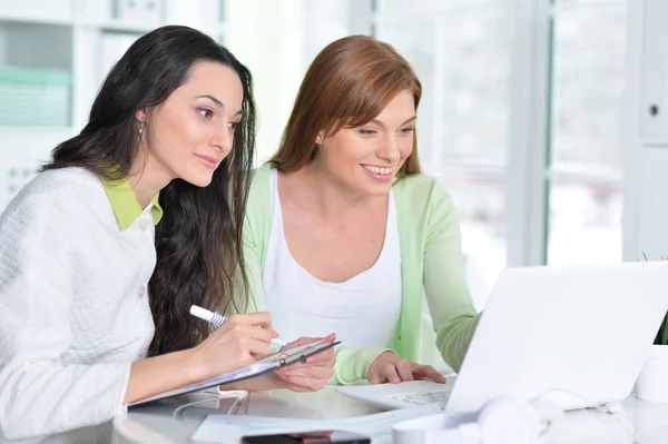 Jonge Zakenvrouwen Die Een Modern Kantoor Werken — Stockfoto