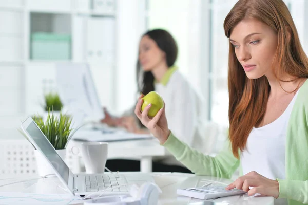 Mujeres Jóvenes Que Trabajan Una Oficina Moderna —  Fotos de Stock