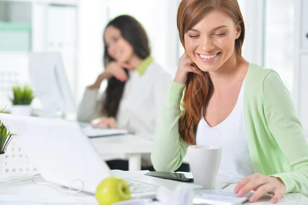 Mujeres Jóvenes Que Trabajan Una Oficina Moderna — Foto de Stock