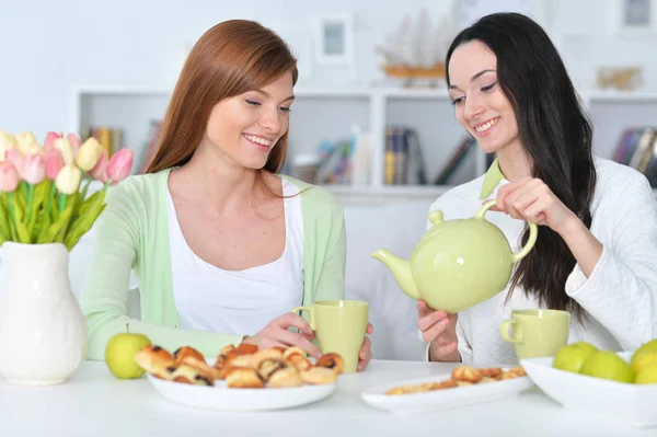 Twee Vrouwelijke Vrienden Drinken Thee — Stockfoto