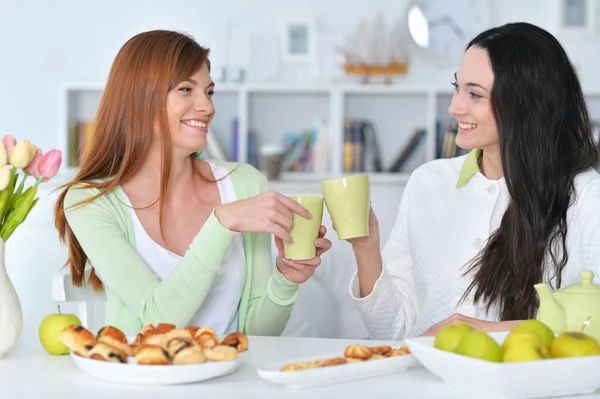 お茶を飲む女性の つの友人 — ストック写真