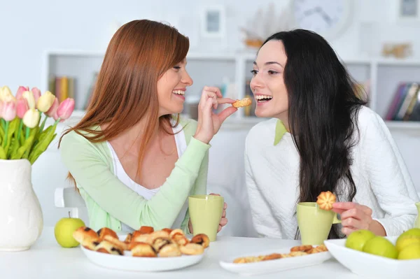 Zwei Freundinnen Trinken Tee — Stockfoto