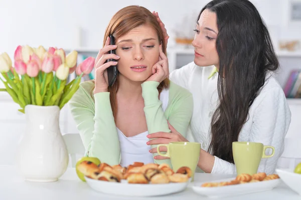 Duas Amigas Beber Chá Mulher Falando Telefone — Fotografia de Stock