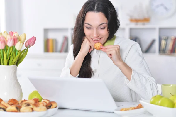 Mooie Jonge Vrouw Met Behulp Van Laptop Aan Tafel — Stockfoto