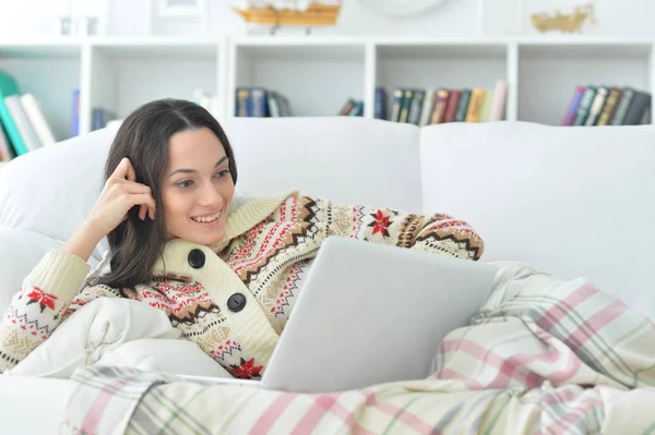 Jonge Mooie Vrouw Met Laptop Bank Thuis — Stockfoto