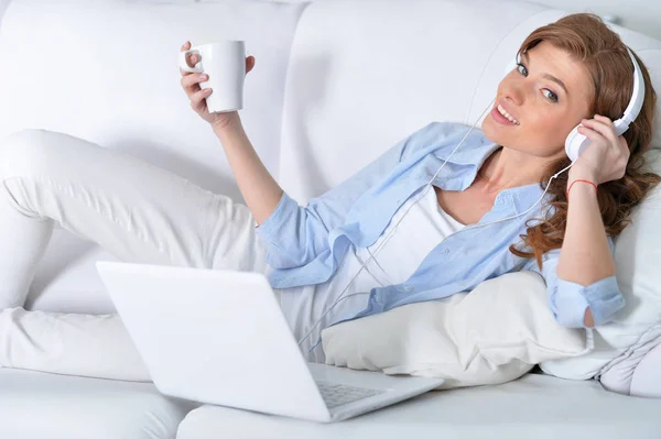 Jovem Mulher Bonita Usando Laptop Casa — Fotografia de Stock