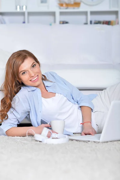 Jonge Mooie Vrouw Met Laptop Thuis — Stockfoto