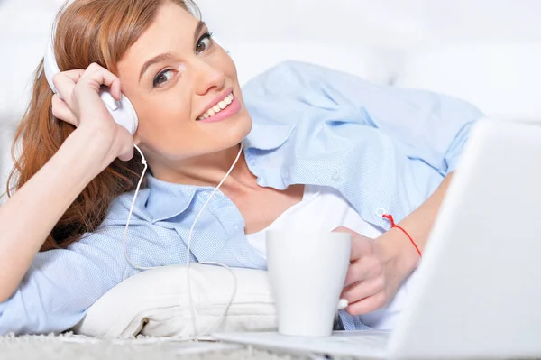 Young Beautiful Woman Using Laptop Home — Stock Photo, Image