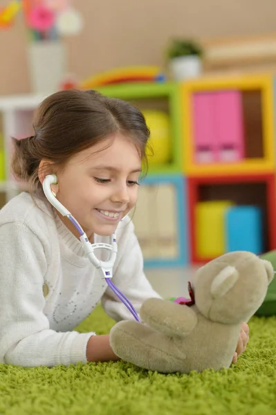 Słodkie Mała Dziewczyna Grać Pielęgniarka Inspekcja Pluszowy Miś Stetoskop — Zdjęcie stockowe